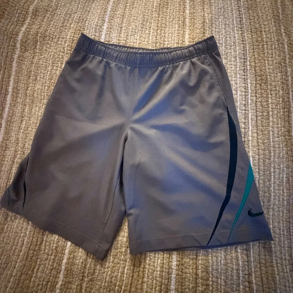 Nike Boys Grey Basketball Shorts Mesh Athletic Gym Pockets Grey Medium M